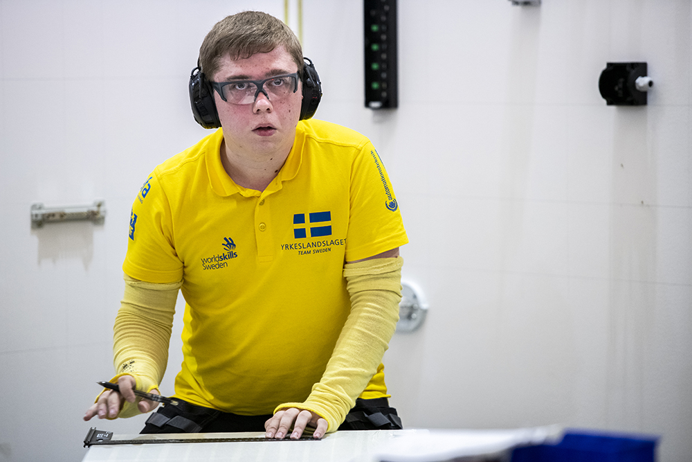Martin Lindelöw tävlar i grenen industrielektriker. Foto: World Skills Sverige